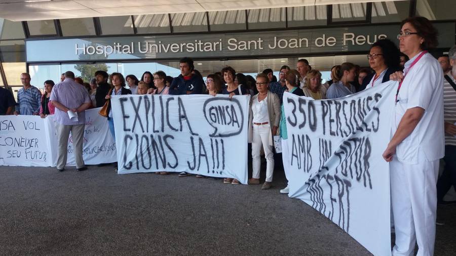 Imagen de archivo de una protesta de los trabajadores de Ginsa, en septiembre del año pasado en la puerta del Hospital Sant Joan de Reus. Foto: Joan Morales/DT
