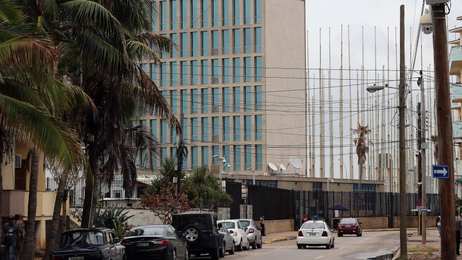 La embajada de Estados Unidos en La Habana. EEUU ordenó la retirada de todo su personal no esencial en su embajada en Cuba. Foto: efe