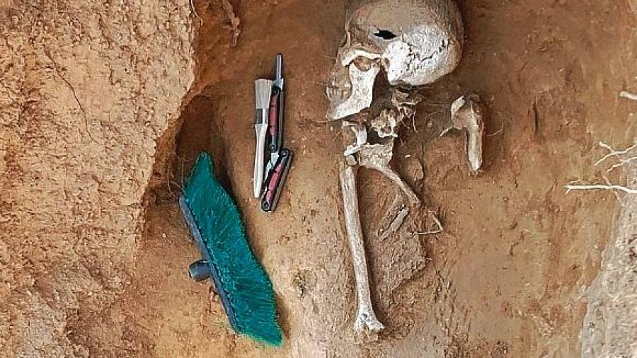 Treballs arqueològics sobre el terreny i un dels esquelets trobats. FOTOS: CEDIDES