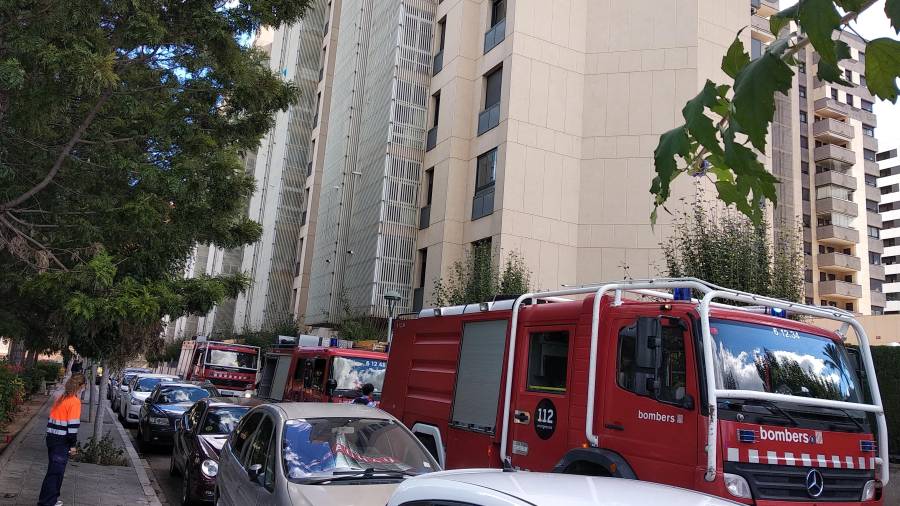 Las dotaciones de bomberos delante del bloque donde estaba el incendio. Foto: Àngel Juanpere