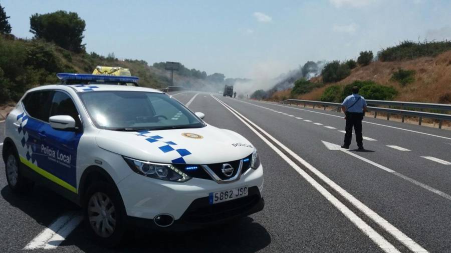 La Policía Local de Torredembarra ha cortado la variante mientras se extinguía el fuego del coche.
