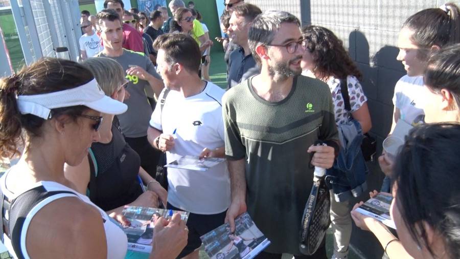 Marta Marrero, firmando autógrafos a los participantes de la liga social amateur de Viding. FOTO: Cedida