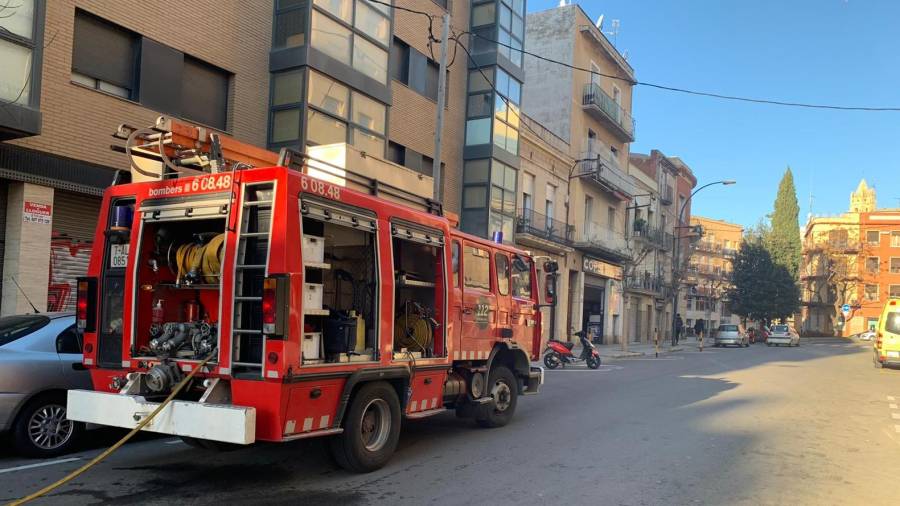 Bombers trabajando esta mañana en un incendio en una vivienda de la calle Colldejou de Reus. FOTO: Ivan Compte