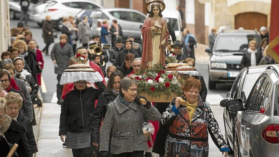 Les dones carregant la imatge de santa Agda, ahir al matí, pels carrers de Riba-roja d’Ebre. FOTO: Joan Revillas