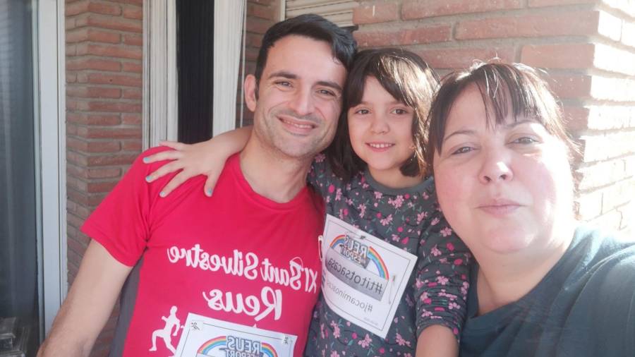 Salvador Cabré junto a su mujer y su hija después de la Caminada Popular. FOTO: Cedida