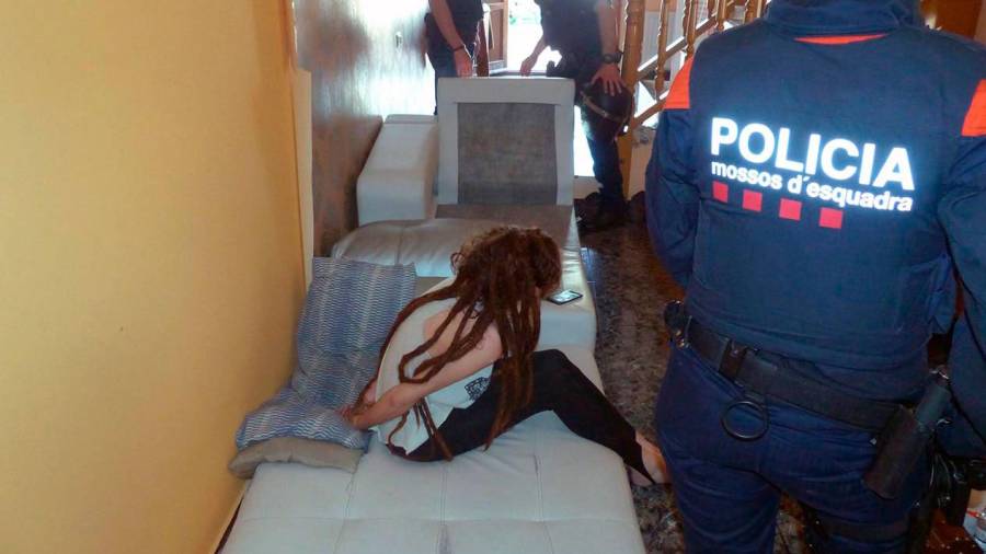 Una de las dos detenidas en el operativo conjunto entre Guàrdia Urbana y Mossos en Reus.