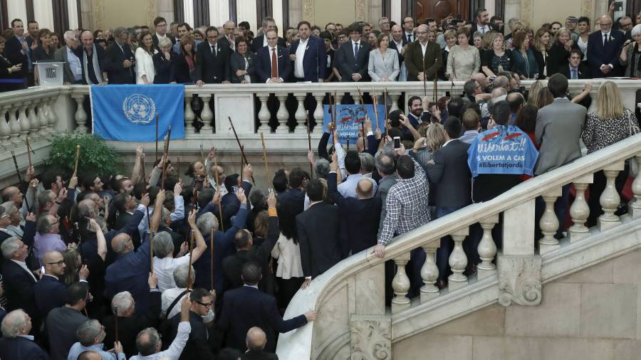 Alcaldes de diferentes localidades de Cataluña, muestran su alegría en las escalinatas del Parlament, desde donde el presidente de la Generaliat, pronuncia unas palabras tras aprobarse en el pleno, la declaración de independencia