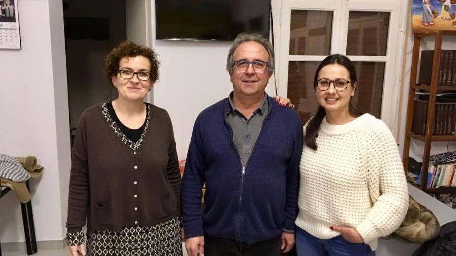 Ferrá (i) con Joan Banach, responsable local del partido y Olga Navarro, responsable comarcal.