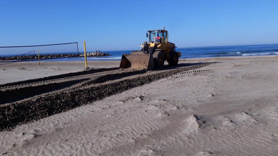 Las excavadoras trasladan arena de unas calas a otras de Cunit.