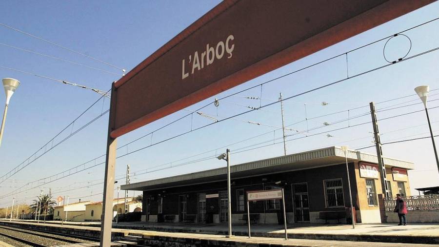 Un tren ha quedado parado entre las estaciones de L'Arboç y El Vendrell.