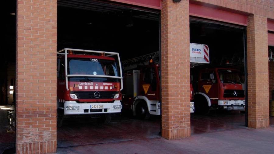 En l'extinció del foc han participat tres dotacions de bombers del parc de Tortosa. Foto: Joan Revillas/DT