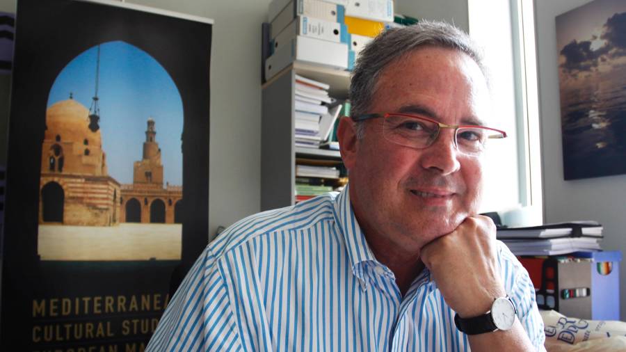 Enric Olivé Serret, catedrático de Historia Contemporánea, en su despacho de la URV. Foto: Pere Ferré