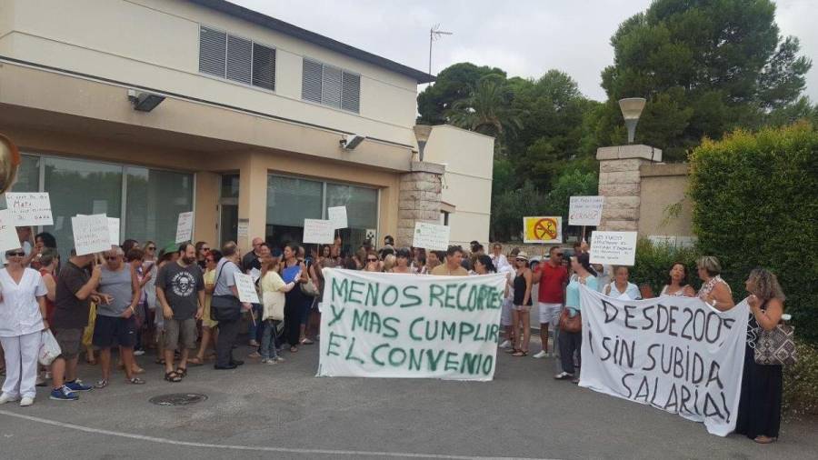 Los trabajadores, concetrados este martes en la puerta del Villablanca. Foto: Alba Mariné