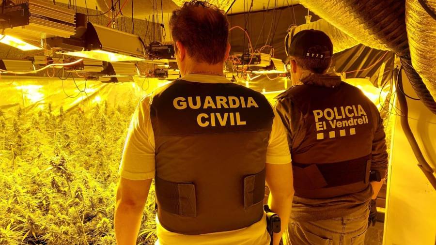 Un agente de la Benemérita y otro de la Policía Local de El Vendrell. FOTO: Guardia Civil
