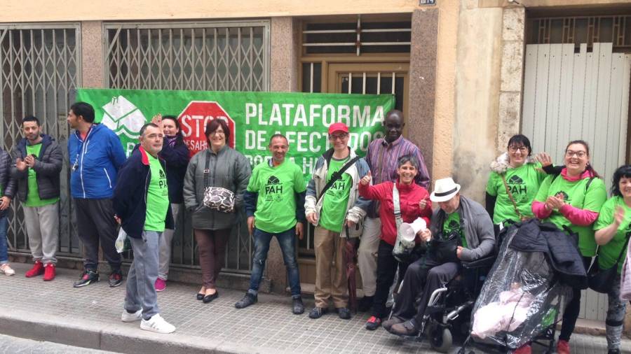 Unos veinte integrantes de la PAH se han citado en la calle Santa Clara de Reus en apoyo a Salcedo. FOTO: M.C.