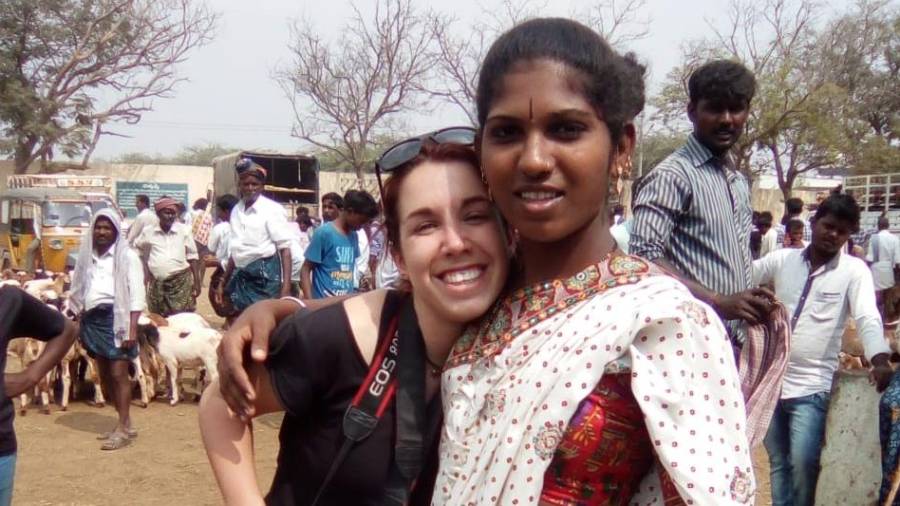 La reusense Anna Lofi, en la India, donde fotografió las hijras. FOTO: CEDIDA