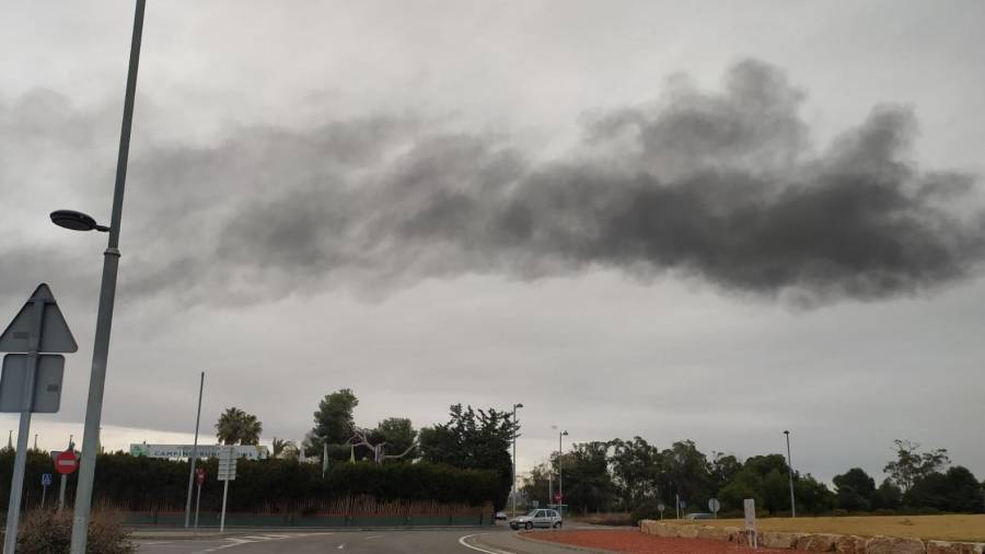 La humareda negra que se ha visto en el cielo de Vila-seca. FOTO: DT