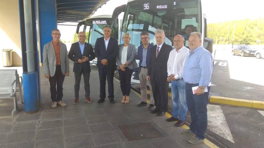 La presentación de estos autobuses lanzadera se ha celebrado esta mañana en la estación del AVE. FOTO: Generalitat