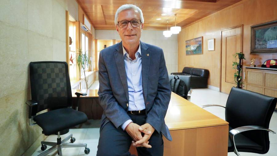 Josep Fèlix Ballesteros, ayer al mediodía, en el que ha sido su despacho de Alcaldia durante los últimos doce años. FOTO: Pere Ferré