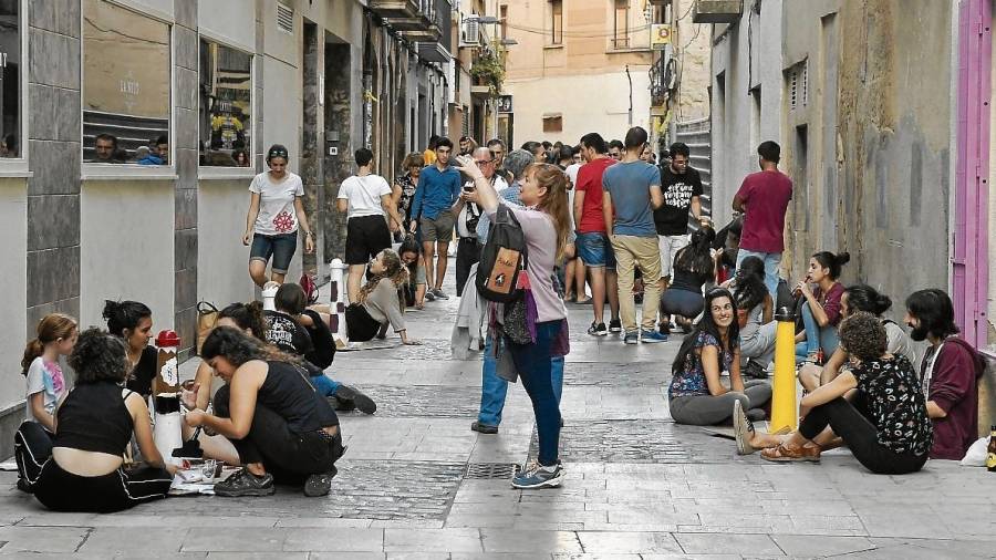Una vintena d’entitats van decorar ahir les pilones del carrer Martí Napolità. FOTO: alfredo gonzález