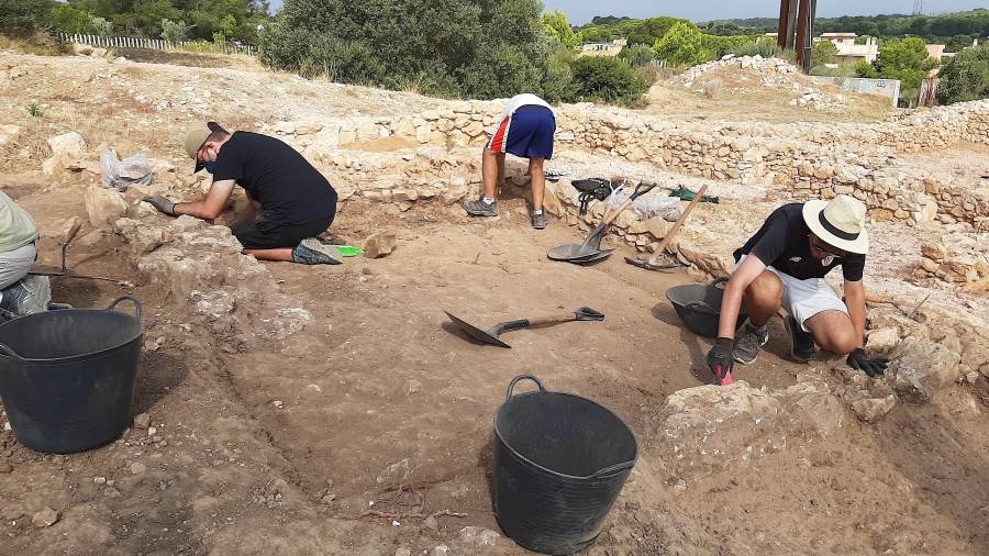 Estudiantes de arqueología de la URV, trabajando en las excavaciones de la Sella, hace un par de semanas. FOTO: ACN