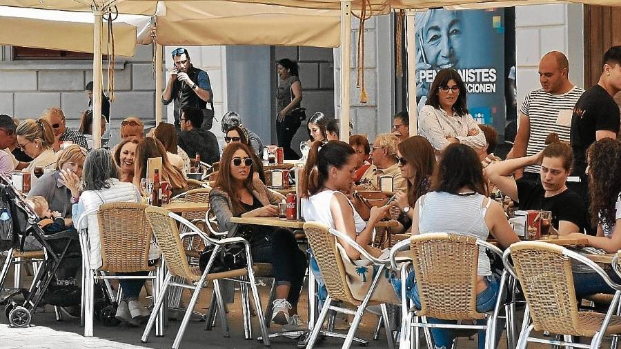 Una de las terrazas con más afluencia en el centro, la del Déu ni Do! en el Mercadal FOTO: Alfredo González