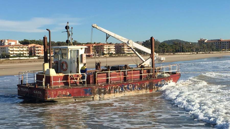 La draga antes de ser remolcada hasta el puerto. Foto: Salvamento Marítimo