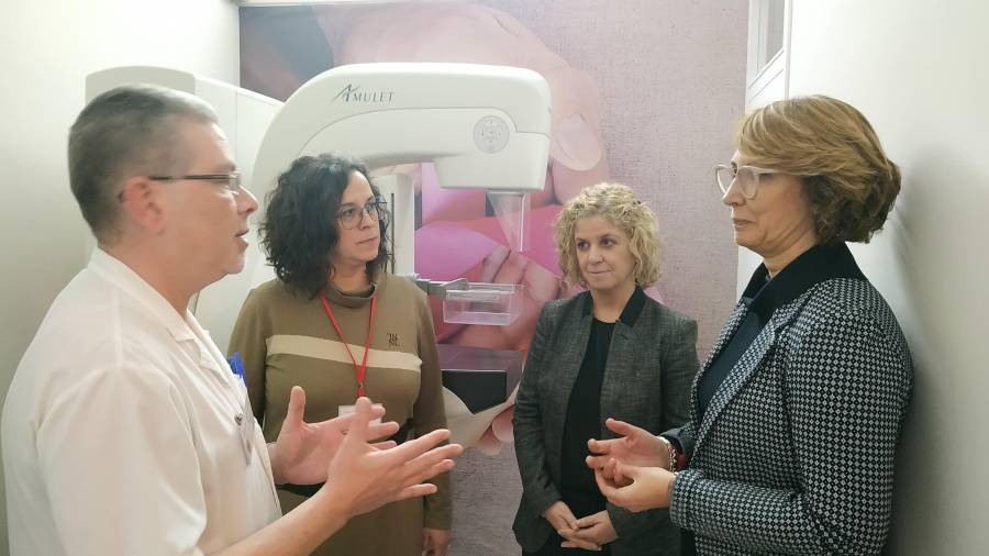L’alcaldessa, la regidora de Salut i la directora de la Clínica amb el responsable de radiologia visitant les instal·lacions. FOTO: J.C.