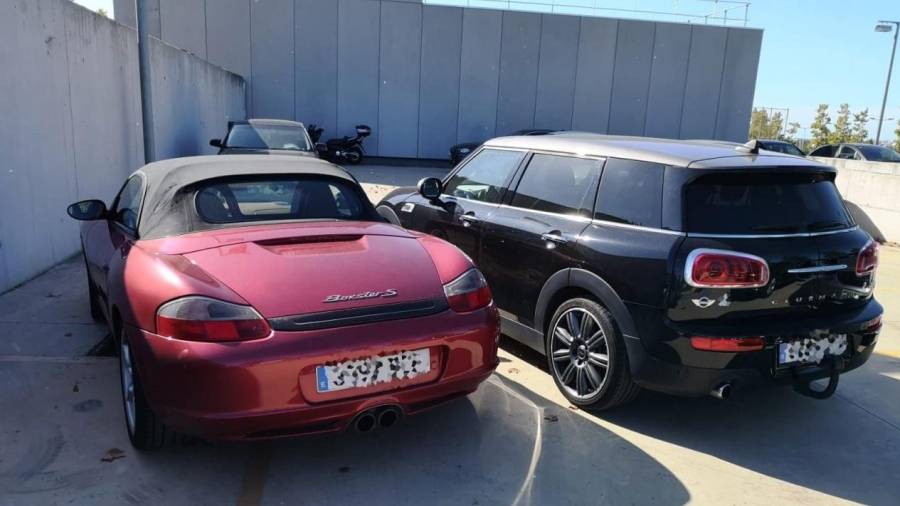 Dos vehículos de alta gamma, propiedad del clan familiar arrestado. FOTO: CME