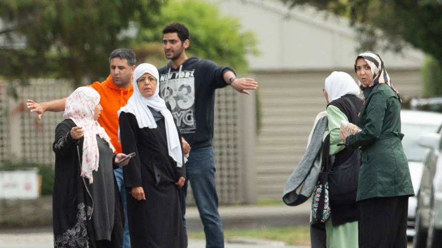 Un grupo de musulmanes muestran su consternación tras el ataque terrorista. FOTO: EFE