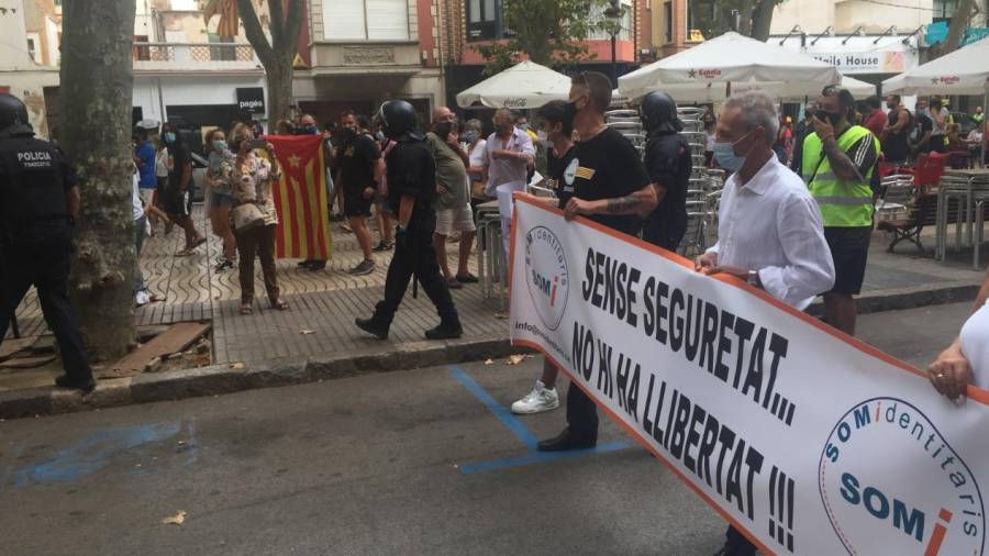 Un cordón de los mossos ha separado a los grupos.