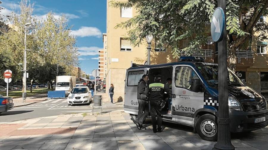 Los agentes, el pasado viernes en Sant Pere i Sant Pau recogiendo una denuncia. FOTO: dt