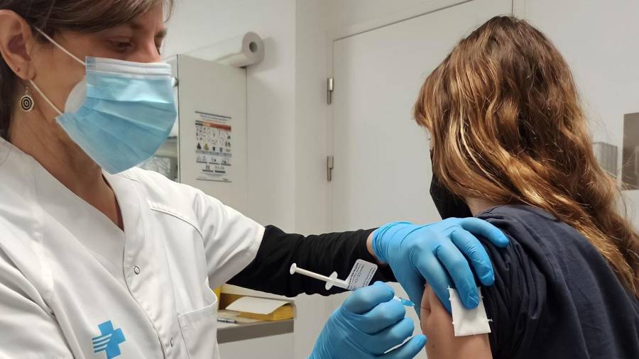 Inoculación de la vacuna de Hipra a una voluntaria. Foto: DT