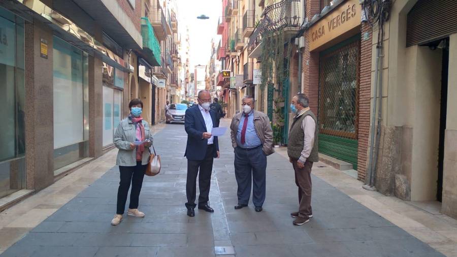 El alcalde, Carles Pellicer, durante las visitas a los barrios, en Santa Teresa. FOTO: Aj. Reus