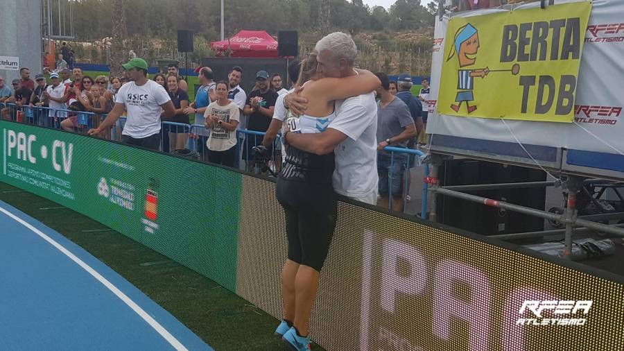 Berta Castells se abraza, emocionada, a su entrenador, José Luis Velasco. Foto: RFEA