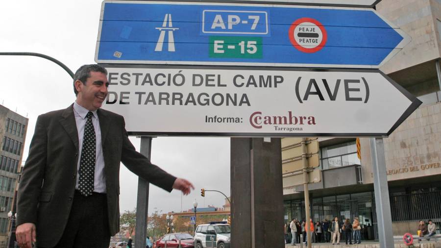 Albert Abelló protagonizó un acto de protesta para colocar las señales para ir a la estación del AVE Camp de Tarragona. FOTO: Lluís Milián