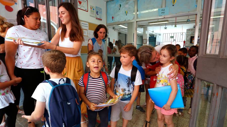 Salida del último día de clases en la Escola Pau Delclòs. FOTO: Pere Ferré