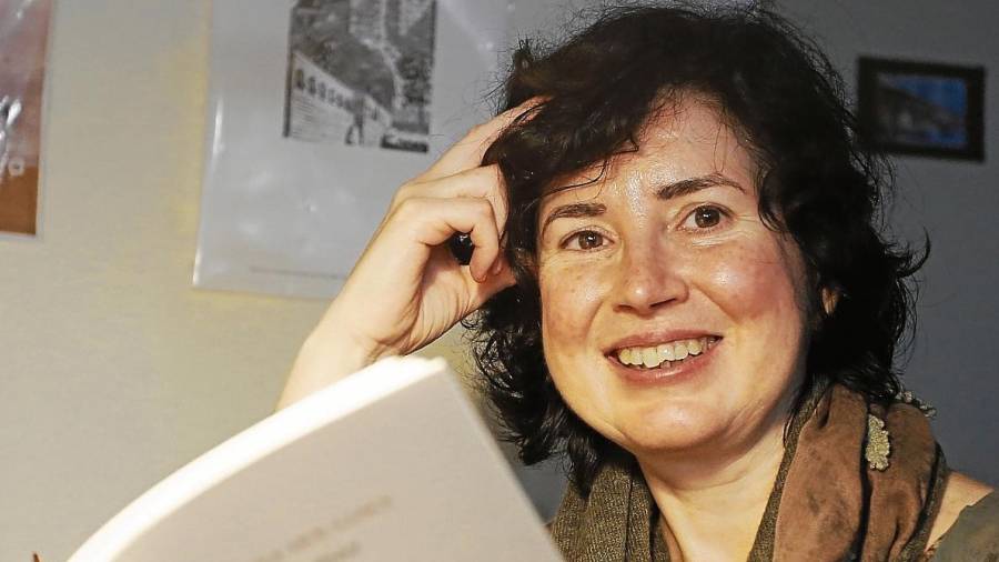 La poetessa tarragonina Conxita Jiménez amb la seva obra al seu despatx. FOTO: Pere Ferré