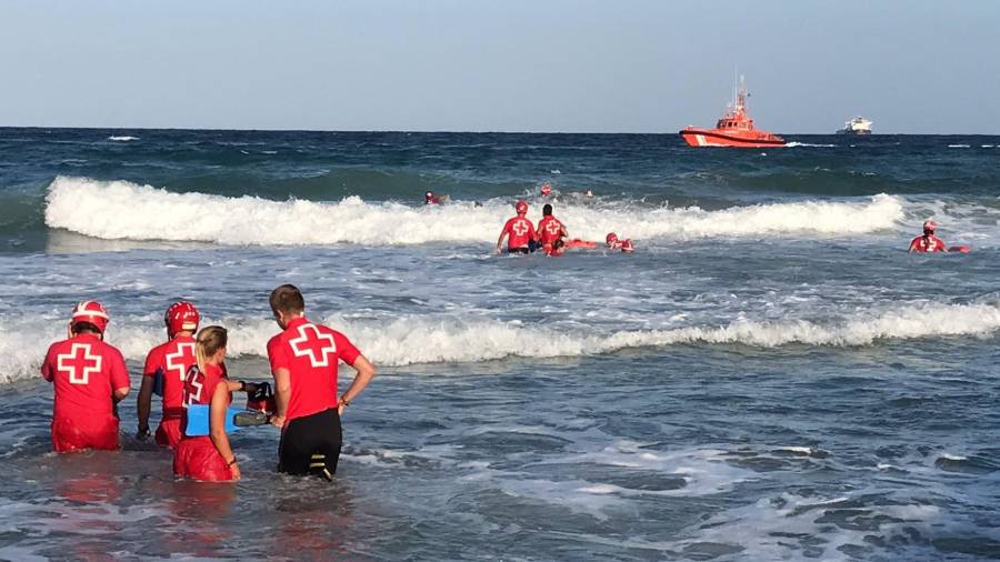 Els socorristes de les altres platges de Tarragona que han acabat el servei s'han desplaçat a la platja del Miracle per col·laborar en el dispositiu. Foto: DT