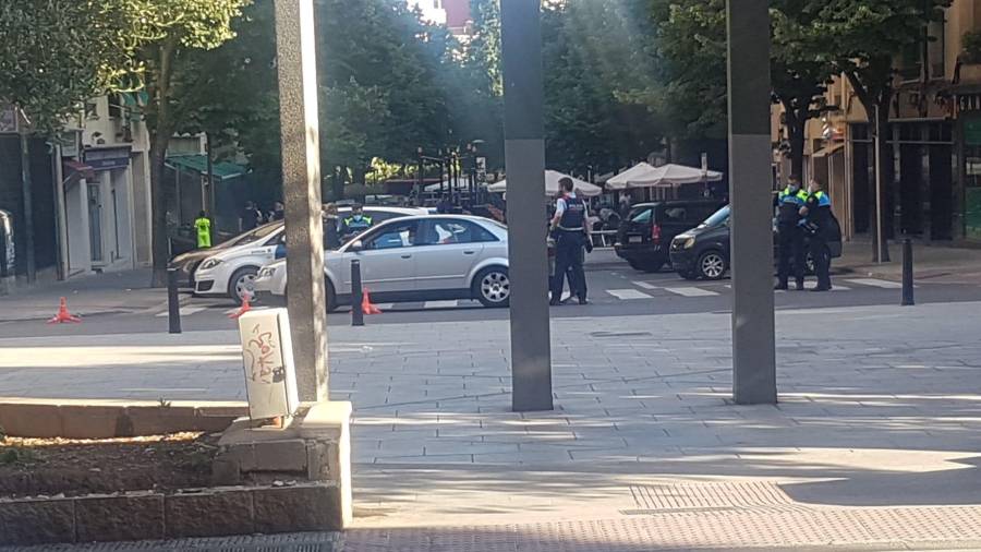 Patrullas de los Mossos y la Guàrdia Urbana en la calle de la Sardana este viernes. FOTO: A. Mariné