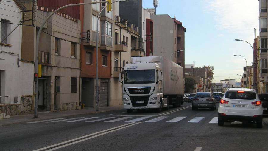 El paso de camiones es constante por el centro de l'Arboç.