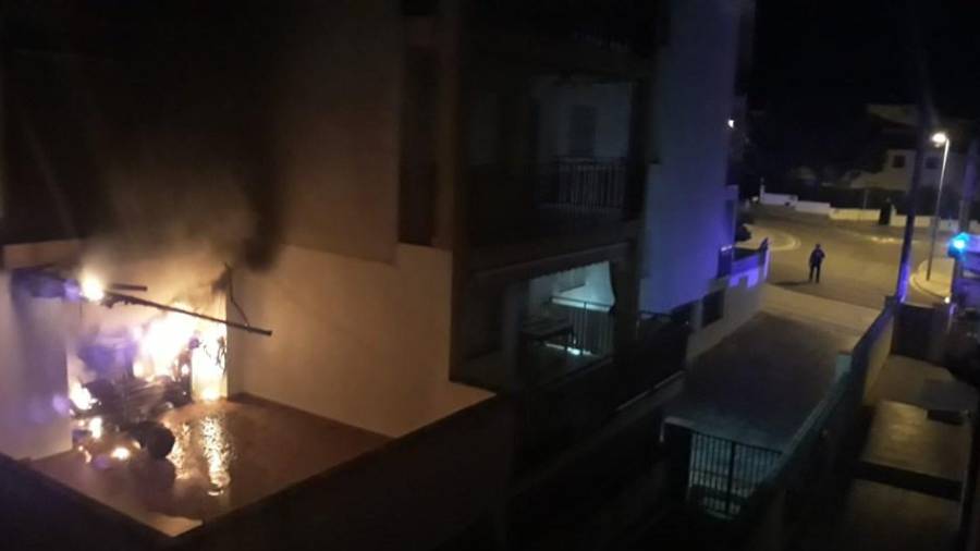 Las llamas en la vivienda de la planta baja. FOTO: Ricardo Lassalle