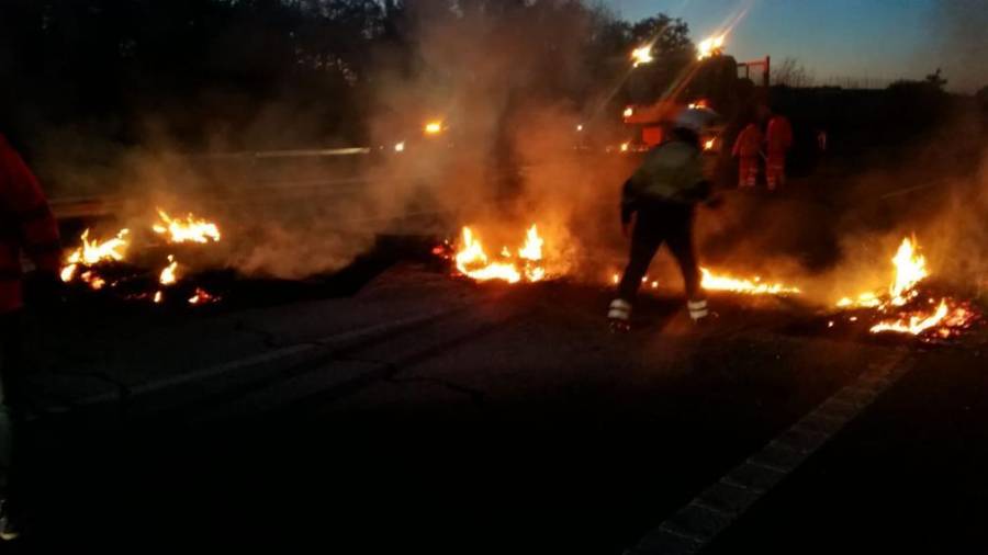 Carretera C-25 cortada en Campllong por las protestas independentistas del 21-D a primera hora