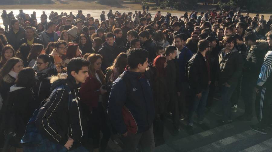 Los alumnos de distintos centros se reunieron ayer para protestar por la falta de soluciones. FOTO: cedida