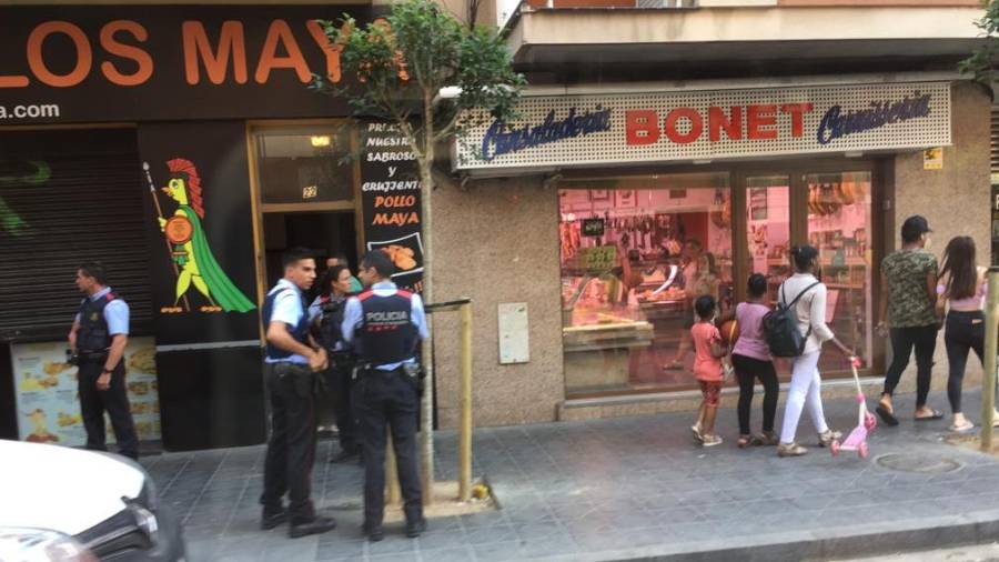 El cristal del número 22 de la calle Pere Martell es el que ha roto la detenida. FOTO: DT