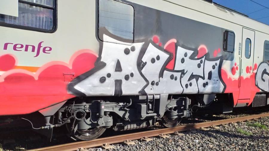 La pintada realizada en un tren en L'Arboç.