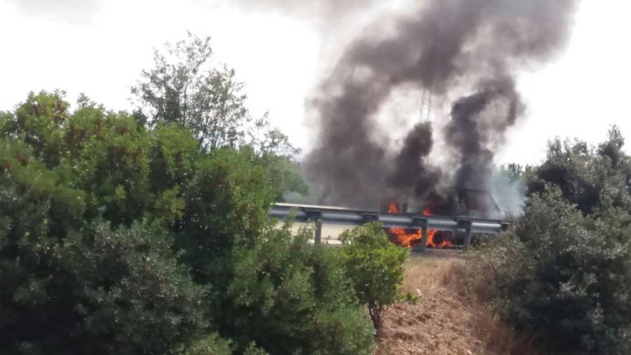 Imatge del vehicle incendiat a la C-14, entre Reus i la Selva. Foto: Àngel Juanpere