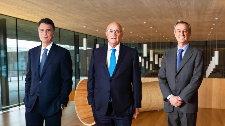 Jaume Guardiola, Josep Oliu i César González-Bueno en una imagen por el nombramiento del último como nuevo consejero delegado