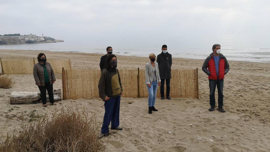 Imagen de la visita de las autoridades a las dunas de Altafulla. Cedida