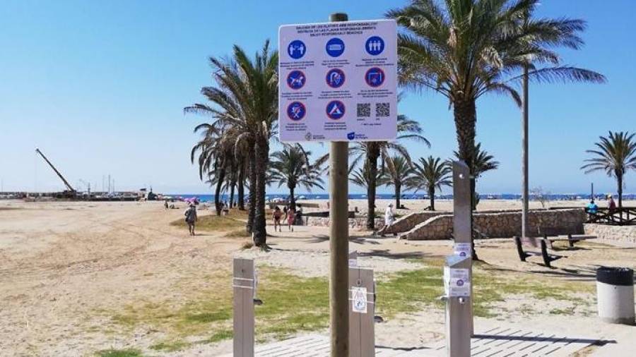 Información colocada en las playas de El Vendrell.